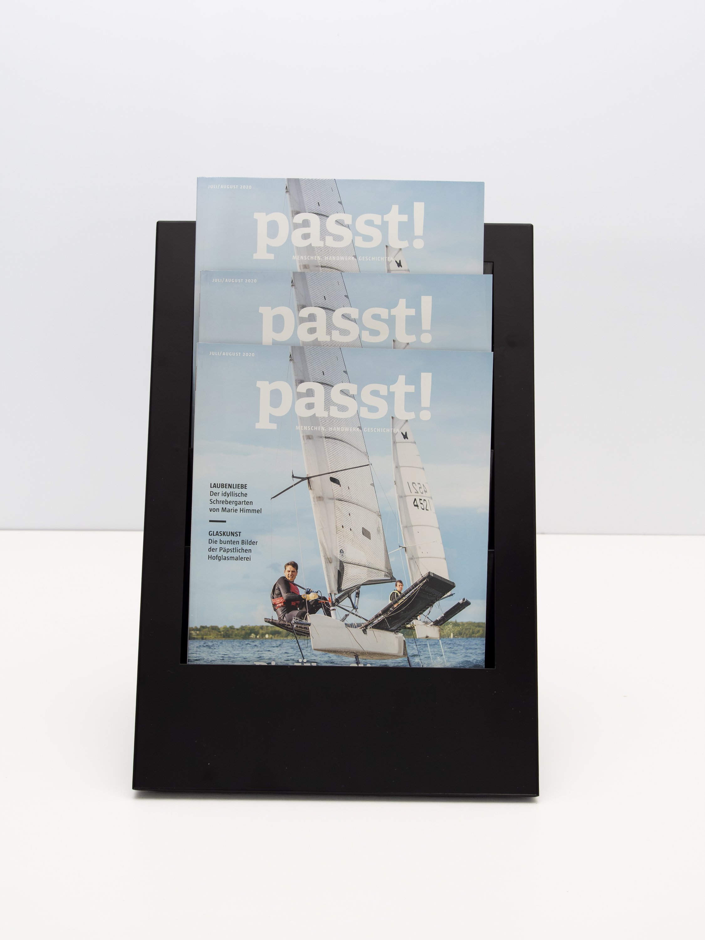 magazin, segelyacht, segelsport, ausstellungsständer, drei zeitschriften