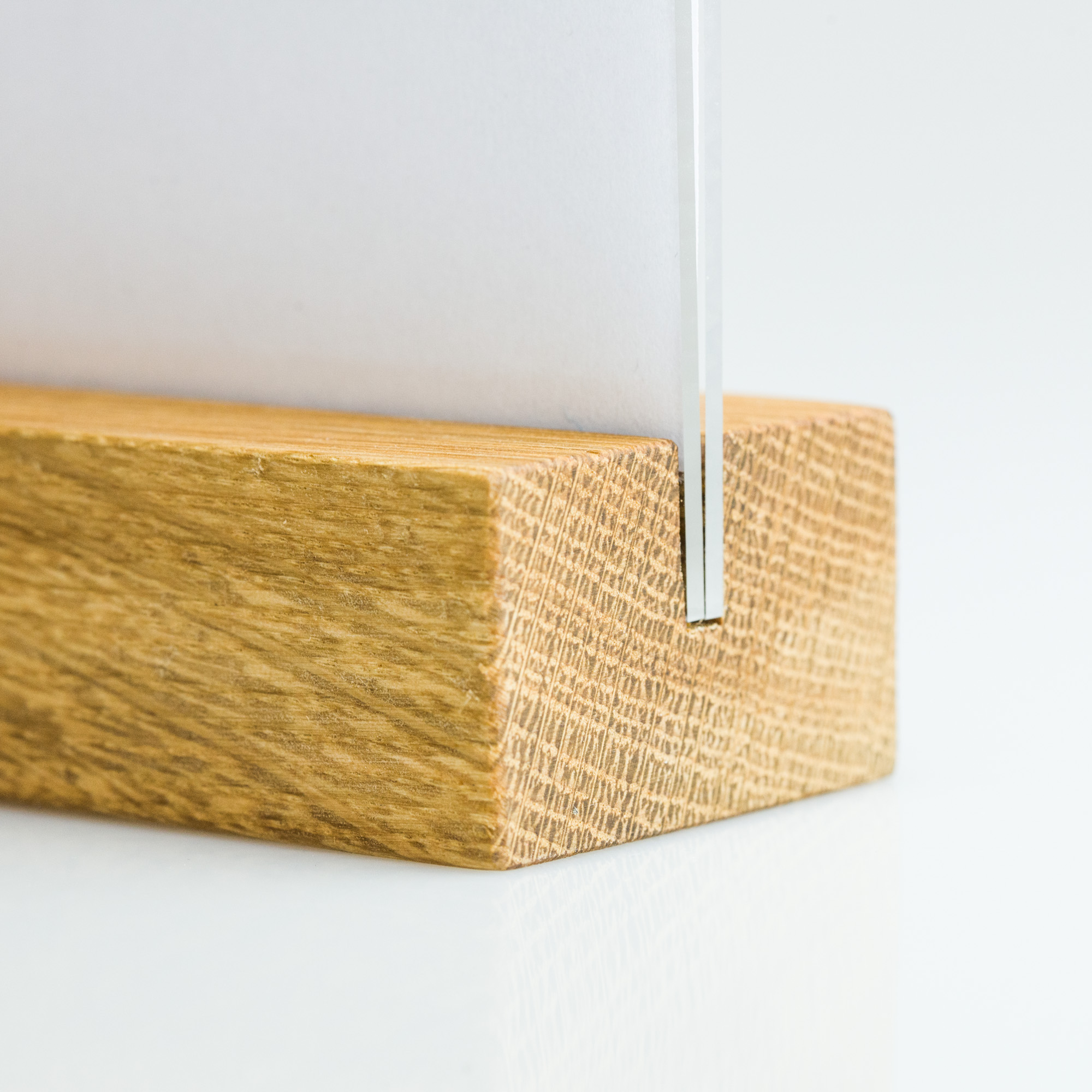 Holz, Holzsockel, Stahl, Metallkante, Glasboden