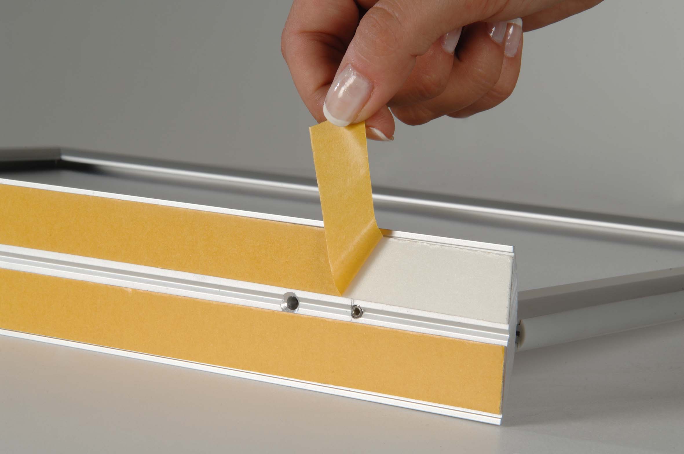 INFOTOPPEREINSCHUBRAHMEN_DOPPELSEITIGESKLEBEBAND_0001 INFOTOPPEREINSCHUBRAHMEN_DOPPELSEITIGESKLEBEBAND